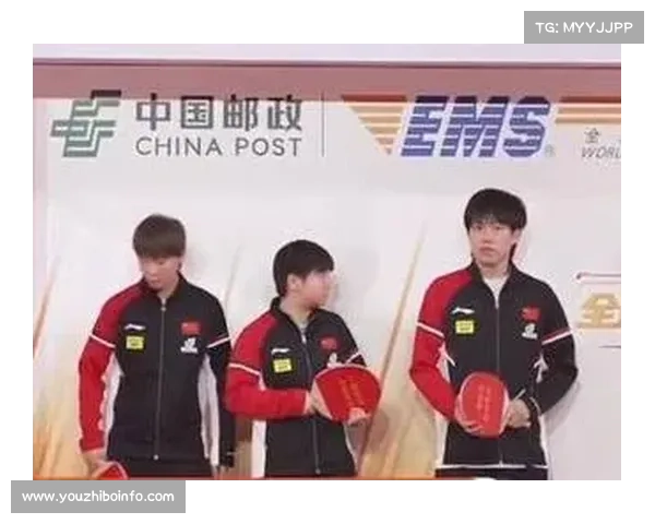 马琳带伤左手执笔绘制战术板 女队暂停时围观气氛凝重 马琳带伤左手执笔绘制战术板 女队暂停时围观气氛凝重